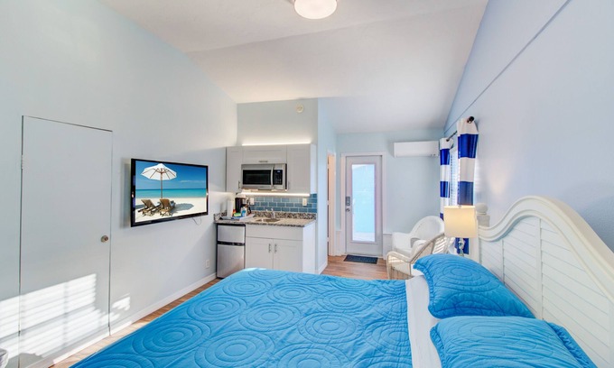 Siesta Key Hotel | POOL VIEW V5 King Bedroom Siesta Key Walk to beach DAILY SPECIALS
