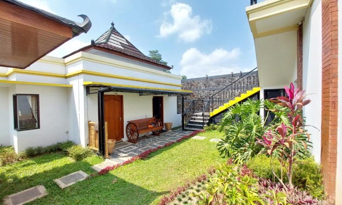 Baturaden Villa | Pool Villa Saung Suluh