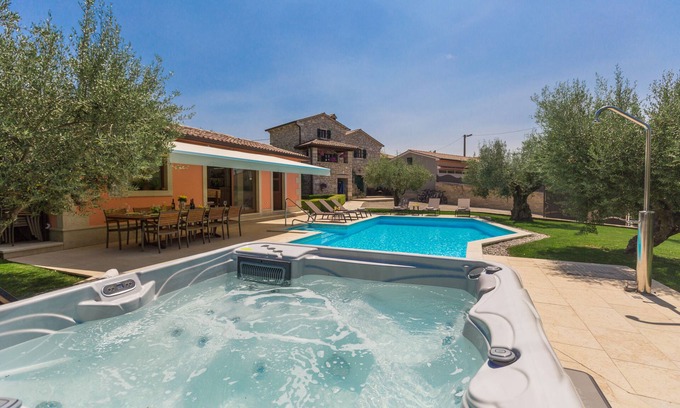Visnjan Villa | Pool, whirlpool, 12 persons, garden, children's playground,bicycles,table tennis