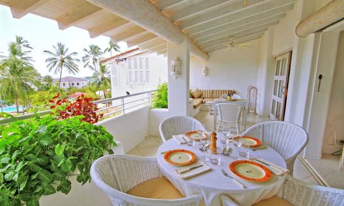 Porters Apartment | Poolside condo on beautiful beach - Glitter Bay 412