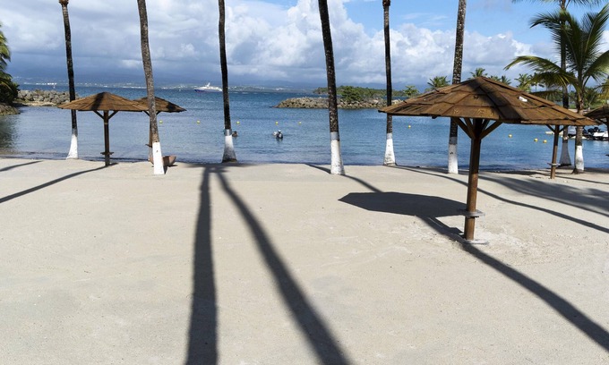Bas du Fort Apartment | Pop's Plage Apartment, direct access to the beach
