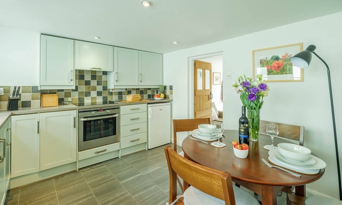Aldeburgh Cottage | Poppy Cottage - sleeps 2 guests in 1 bedroom