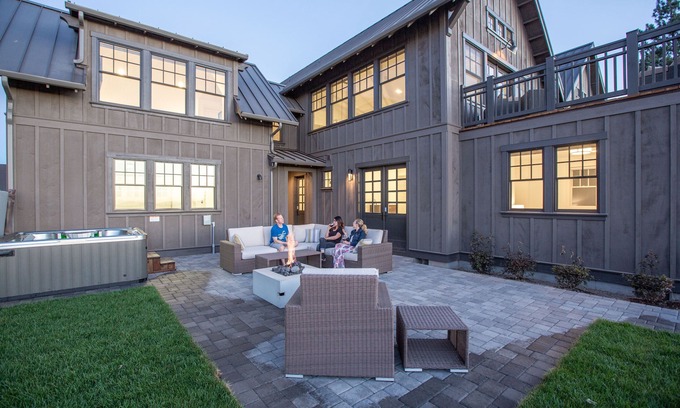 Bend House | POPULAR ~ Resort amenities ~ easy access to Bend + Bachelor ~ hot tub ~ BBQ ~ 🐶