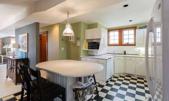 Port Stanley Cottage | Port Stanley Village 4BR – Walk to Little Beach, Lake Views w/Hot Tub