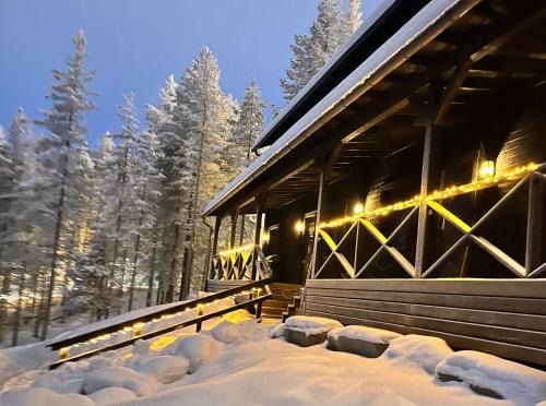 Pyhatunturi Ski Chalet | Porthos Ski-in Lodge with private hot tub and sauna in Lapland