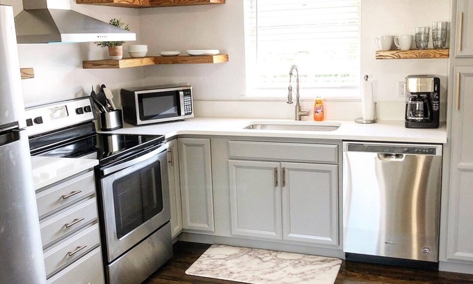 Fifth Ward Apartment | Posh Newport Retreat Free Parking Walk to Downtown and Mansions
