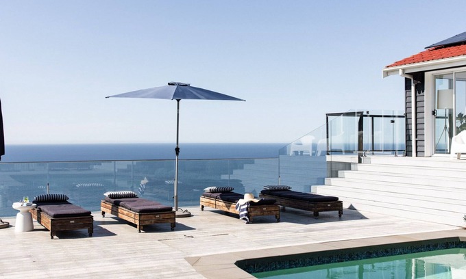 Otford Apartment | Positioned on a clifftop, this luxury beach house enjoys ocean views.
