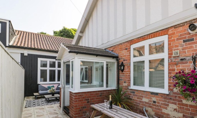 Hornsea House | Potter's Lodge