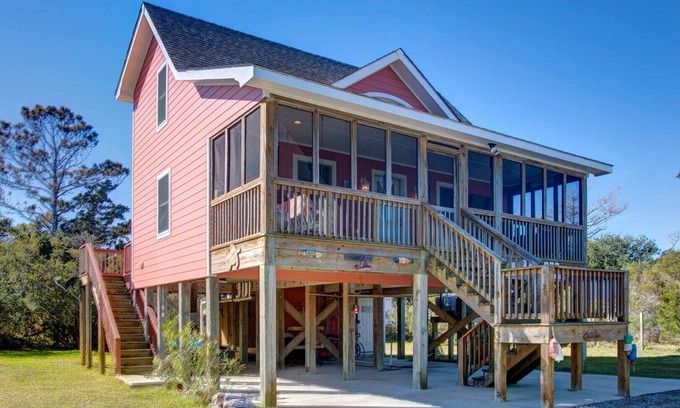 Ocracoke House | Potter's Place: Cozy home Just a short walk to the Ocracoke Lighthouse.