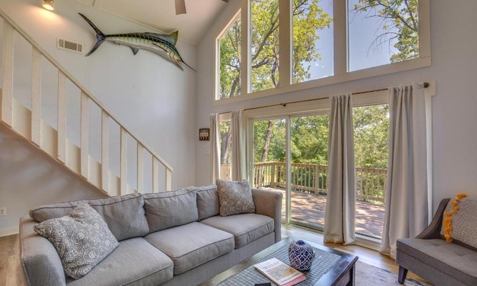 Pottsboro House | Pottsboro Cabin with Deck - 1 Mile to Lake Texoma!