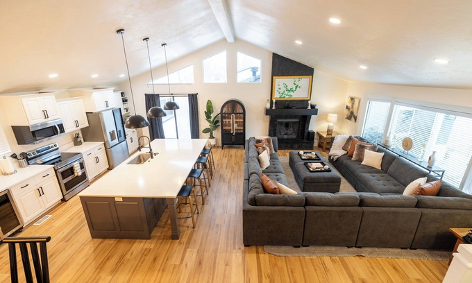 Sandy House | Powder and Pool House close to ski resorts and downtown.