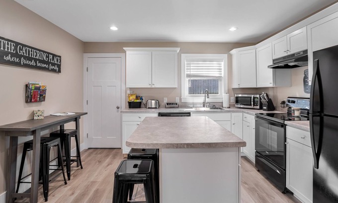 Swannanoa House | Power & Water Working, No Internet or Cell Service, Pet Friendly