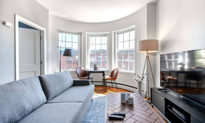 Prudential - St. Botolph Apartment | Practical South End 1BR near shops, restaurants & T Stops