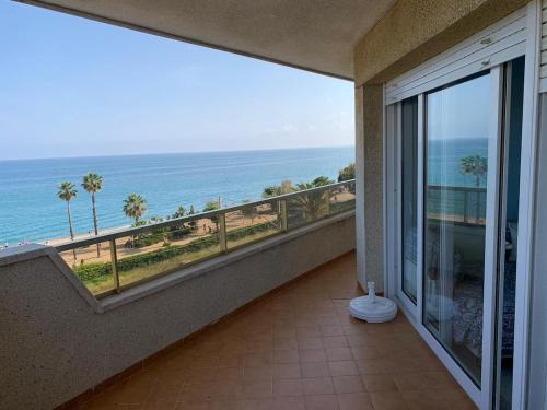 Pineda de Mar Apartment | Precioso apartamento en primera linea de mar Beautiful apartment on the first line of the sea