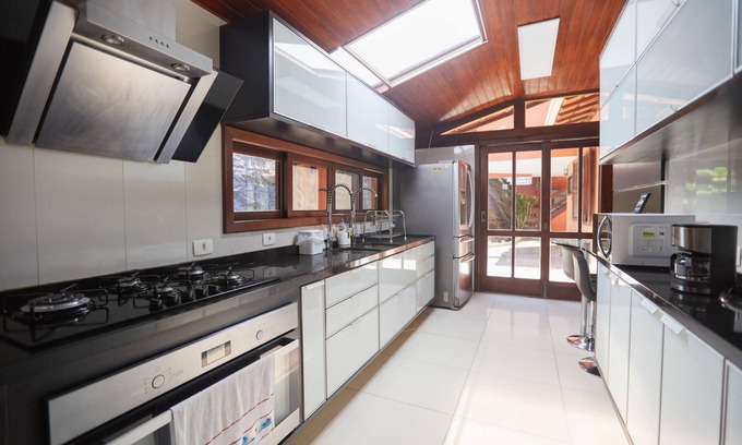 Itacoatiara House | Precious in Niterói with sea view | Casa Luxo