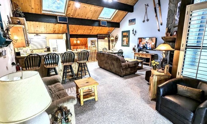 Big Bear Lake House | Premier 3BR Mountain Retreat – Walk to Snow Summit Ski Resort