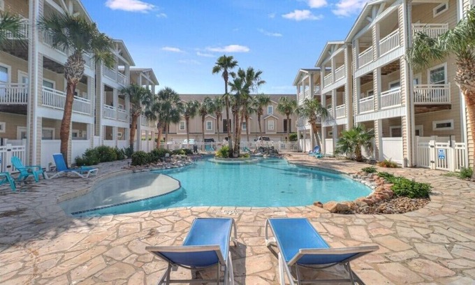 Corpus Christi House | ⭐ PREMIER HOSTED PADRE POOLSIDE PARADISE - 3 mins to BEACH and GREAT DINING!