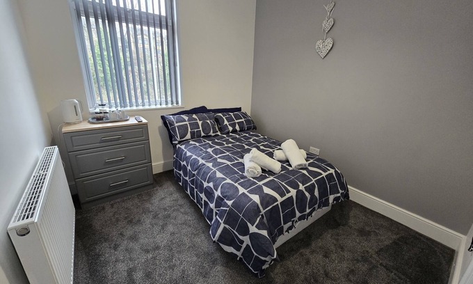 Brierfield Apartment | Premium Double room Ensuite with Shower Room 4