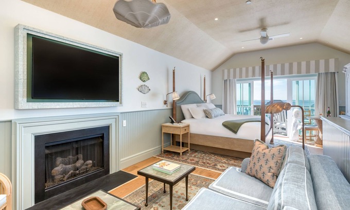 Duck Apartment | Premium King | Beach Access + Award-Winning Spa