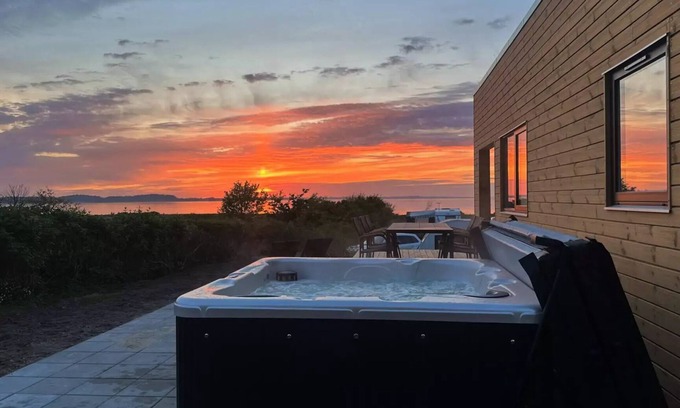 Hvalpsund Ski Chalet | Premium Limfjord Cabin with outdoor spa 5 persons