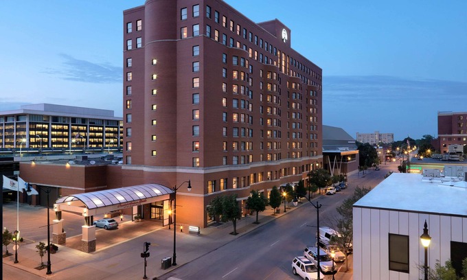 Downtown Springfield Hotel | President Abraham Lincoln Springfield - DoubleTree by Hilton