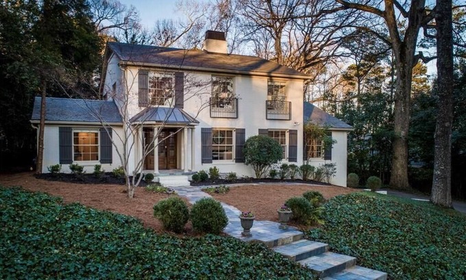 Tuxedo Park House | Prestigious home in Atlanta's Tuxedo Park. Modern design and classic elegance.
