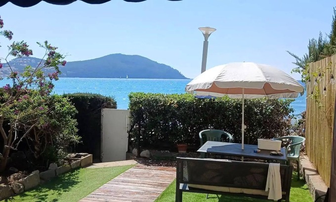 Les Lecques Apartment | Pretty T2 with garden and direct access to the sea