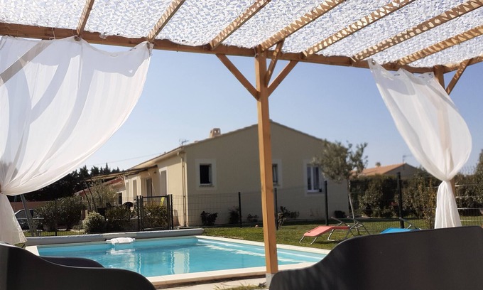 Estezargues House | Pretty Villa with Pool between Nîmes and Avignon Near Pont du Gard