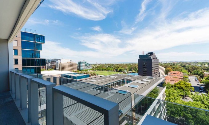 Melbourne Apartment | Pride Fawkner Apt Bay-view 5 Free PARKING+POOL Netflix & Foxtel