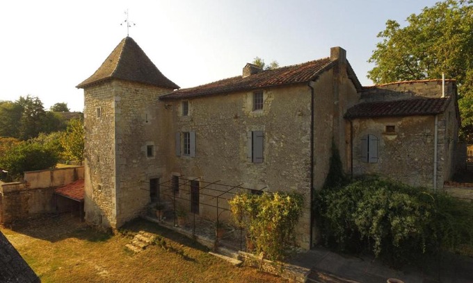 Beaulieu-sur-Sonnette House | Prieuré restauré avec jardin, charme ancien et commodités modernes, près de l’église à Beaulieu - FR-1-653-145