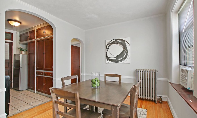 Old Irving Park Apartment | Prime 1BR Apt - Cullom F2