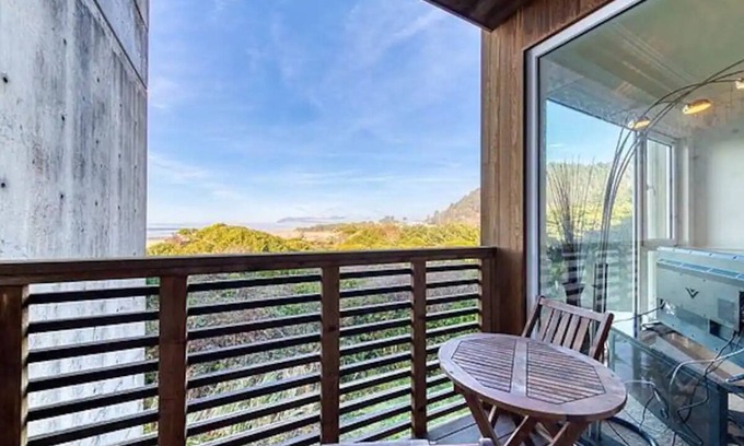 Rockaway Beach Condo | Prime Beach Front Ocean Views - 30 Second Walk to Beach!