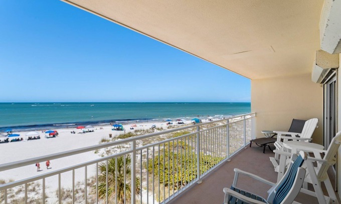 Madeira Beach Condo | Prime Beachfront Balcony - Madeira Norte #311