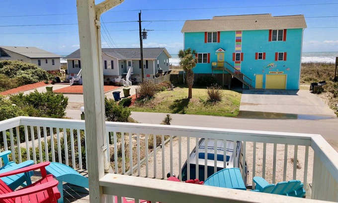 Emerald Isle Cottage | Prime Location 2nd row! Beautiful beach views from the deck!