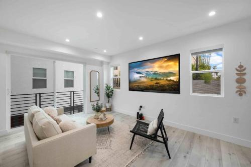 Larchmont House | Prime Location 3BD 3BA Luxury Living in LA