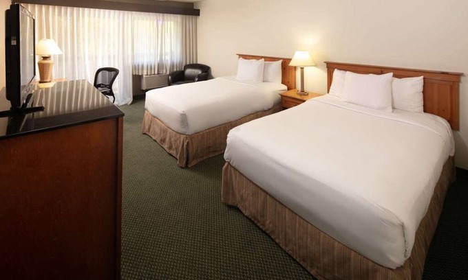 West Bellevue Hotel | Prime Location at Red Lion Hotel Bellevue! Pool, Pet-Friendly
