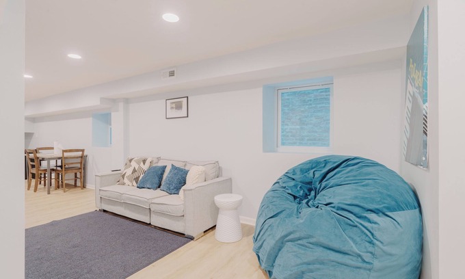 Lake View East Apartment | Prime location in Lakeview Near Wrigleyville With Washer & Dryer