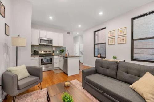 Over-the-Rhine Apartment | Prime OTR off Vine St, Lux Full Bed, Fast WiFi, Fully Equipped, 50in TV, Sleeps 4ppl