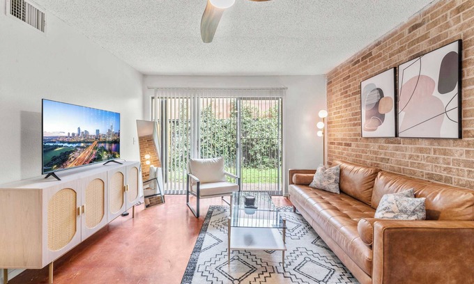 Windsor Park Apartment | Prime SoCo airy 2BR king suite w/pool, parking