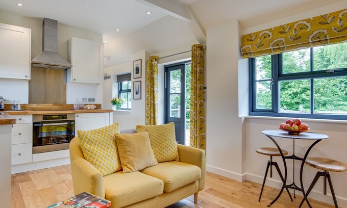 Mayfield House | Primrose Lodge - One Bedroom House, Sleeps 2