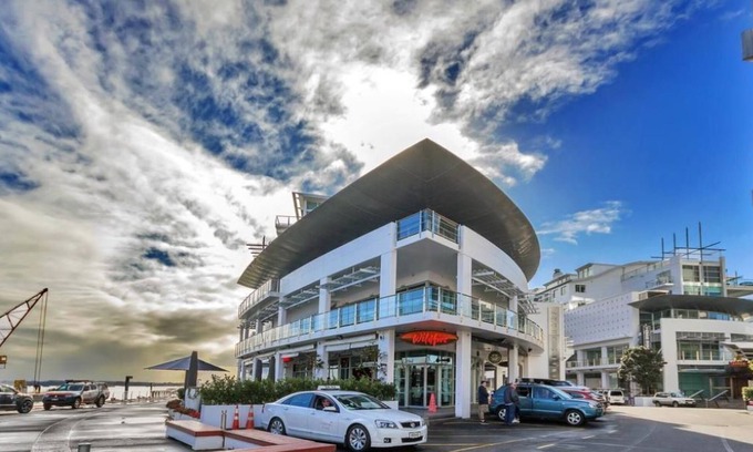 Auckland Central Business District Apartment | Prince Wharf: Standard suite w/Balcony, Skytower view