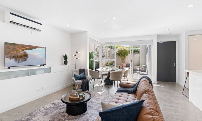Caulfield South Apartment | Princes Park Getaway
