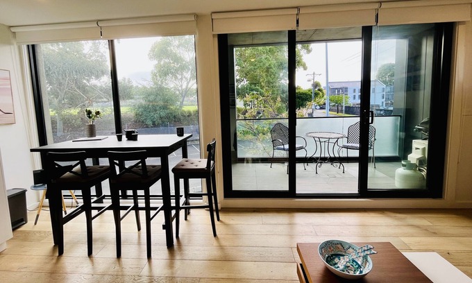 Hawthorn Apartment | Pristine apartment in Kew School Zone, Walk to Glenferrie Rd, great PT links