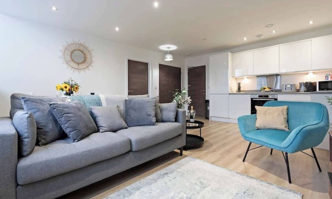 Old Trafford Apartment | Pristine Flat, Ideal for Small groups, Sleeps 4!