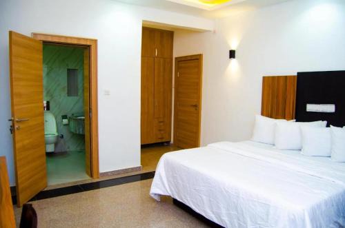 Abuja Apartment | Private 1 Bedroom Studio in Abuja with Pool, Balcony, Garden