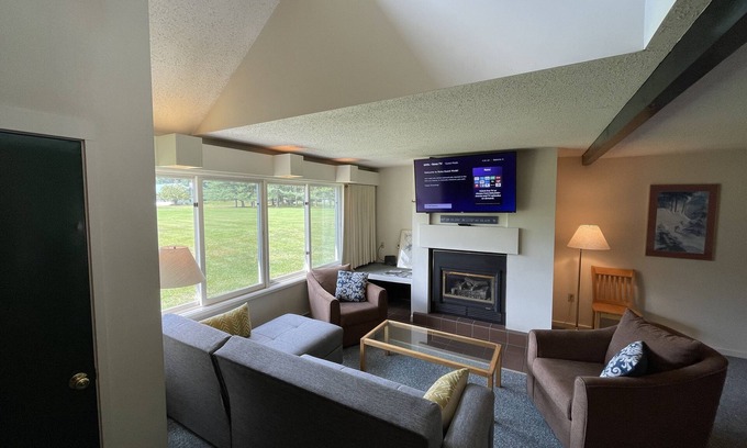 Stowe Area Condo | Private 2Bd 2Bath - Sleeps 5/6 Town home In Stowe VT - 15min From The Mountain