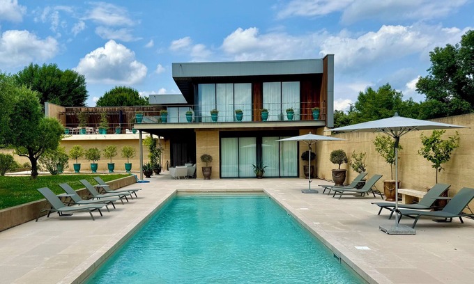 Uzes Villa | Private 5 Bedroom Walled Estate with Pool & AC in Beautiful Uzès