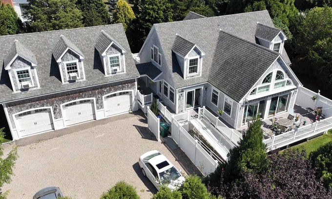 Jamestown House | Private 6-Bedroom – Walk to Beach