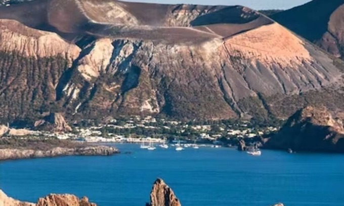 Vulcano Apartment | Private accommodation within the Les Sables Noirs resort by the sea