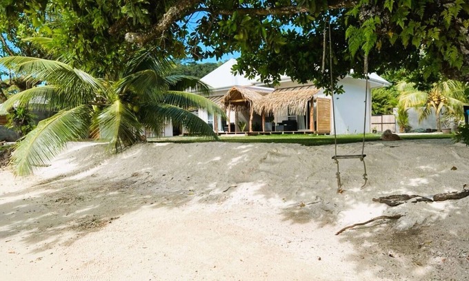 Teahupoo House | *PRIVATE BEACH, waterfront bungalow-A/C - 4 pers